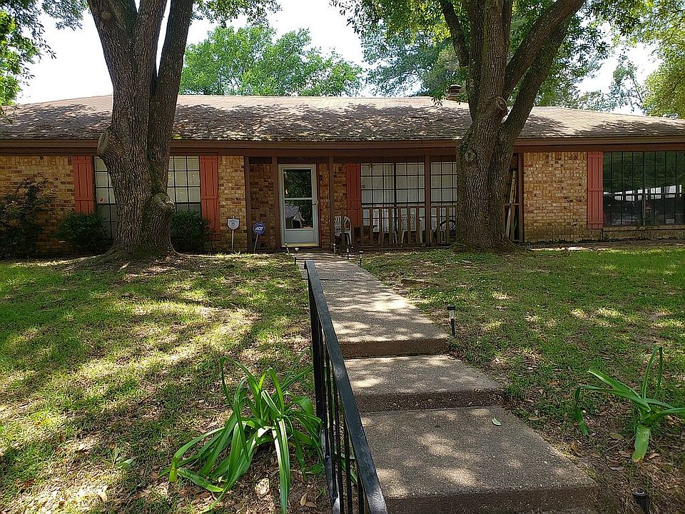 1st image of 410 Magnolia Dr