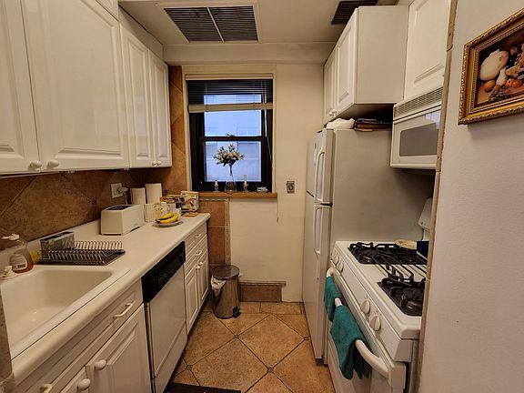 3rd image of 58 W 58th St APT 8F