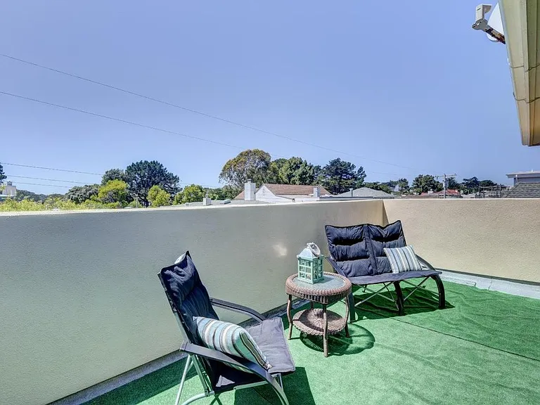 BALCONY ON 3RD FLOOR ( 120-160 SQ FT)