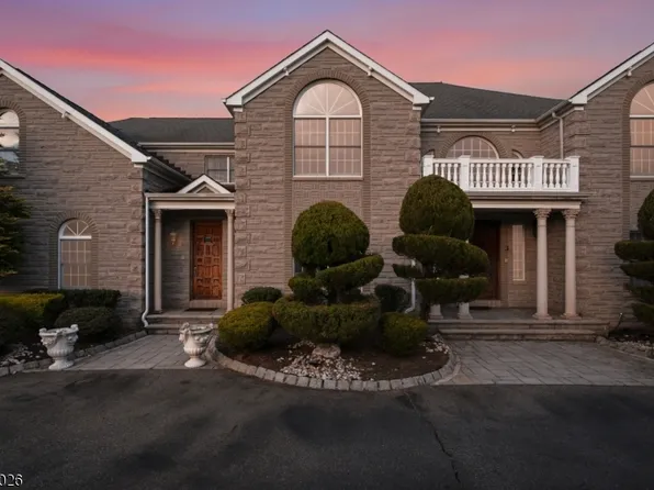 3 Topaz Ct, Marlboro Twp., NJ 07746