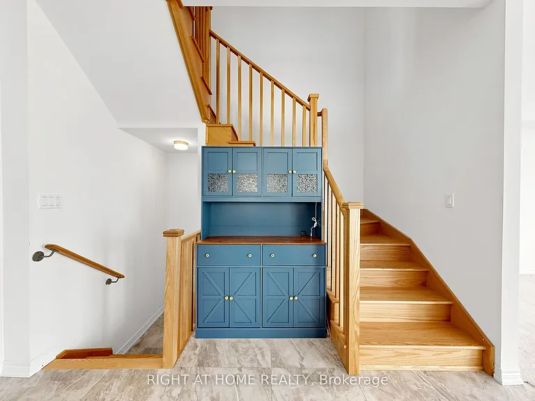 2046 Cameron Lott Cres — Photo 18