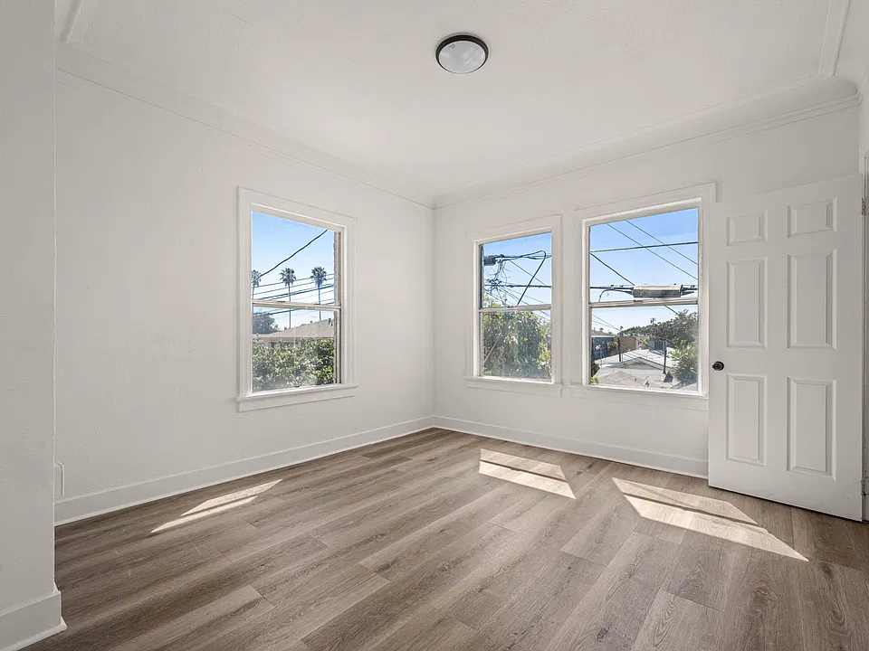 1021 N Mariposa