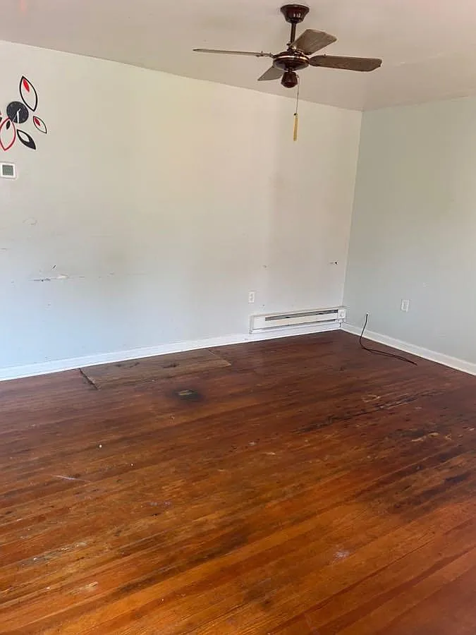 3 bed, 960 sqft, $1,300 — Photo 1