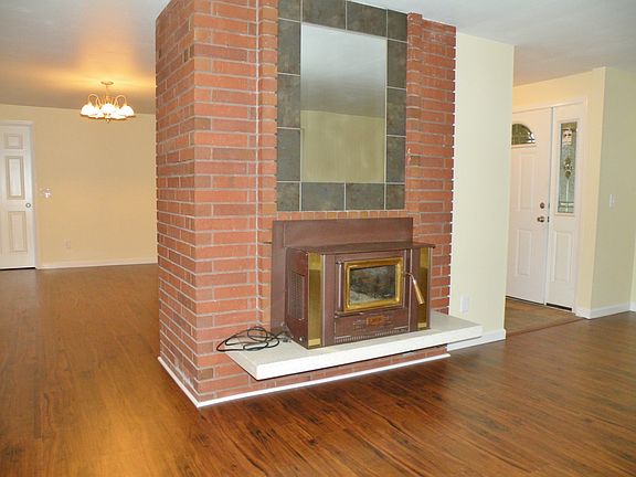 4th image of 411 School Ct SE