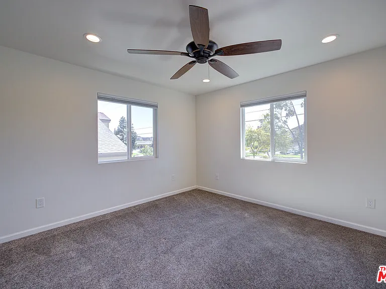 585 Branch St — Photo 16