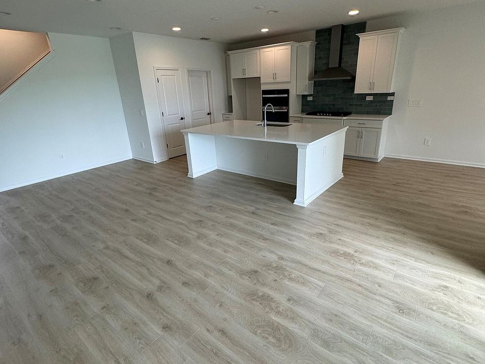 2nd image of 152 ARCHSTONE Way #85