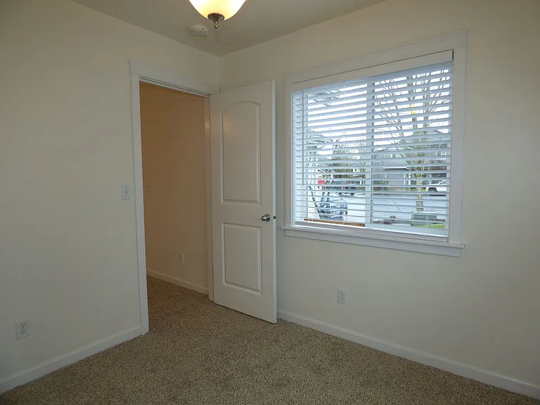 3536-3538 Fisher Ct NE — Photo 8