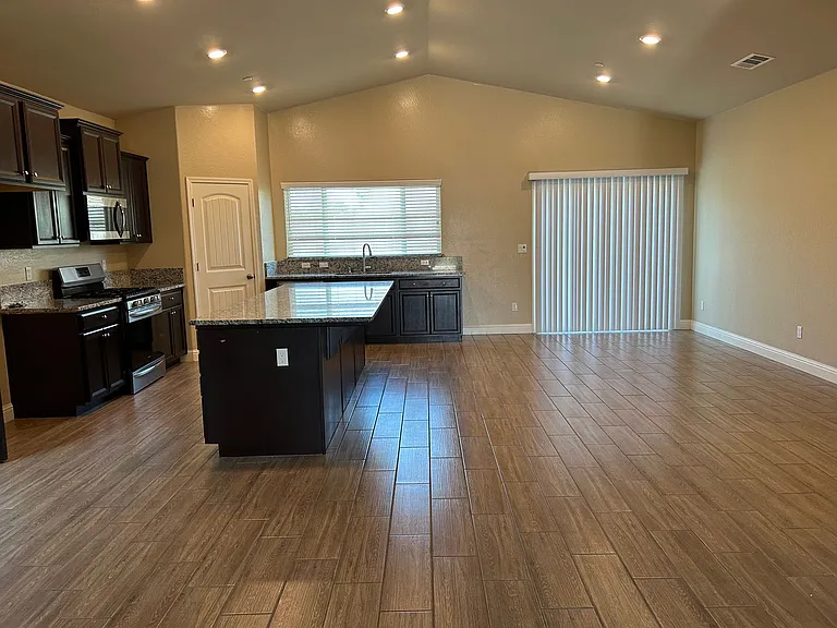 1025 S Crumal St — Photo 6