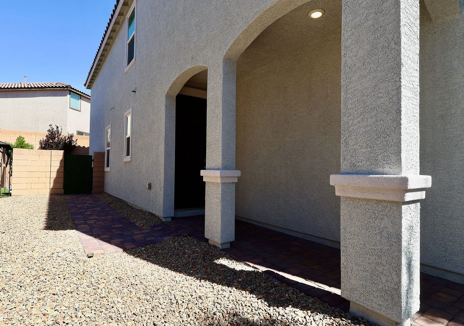 Modern 5-Bedroom Home with Loft in Gated Community — Photo 2