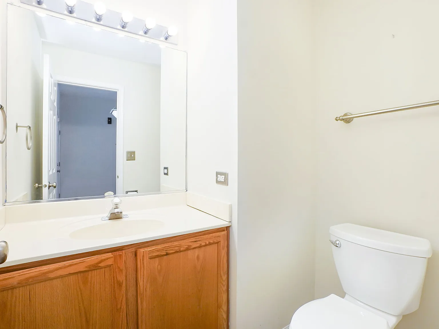 2 bed, 1.5 bath, 1323 sqft, $2,495 — Photo 2