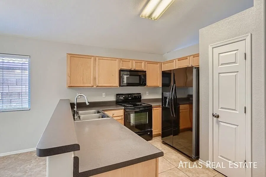Rita Ranch 3 bedroom 2 Bath Home! — Photo 4