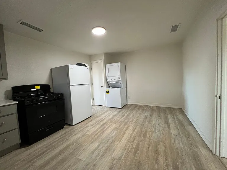 1110 W Grand Ave — Photo 4