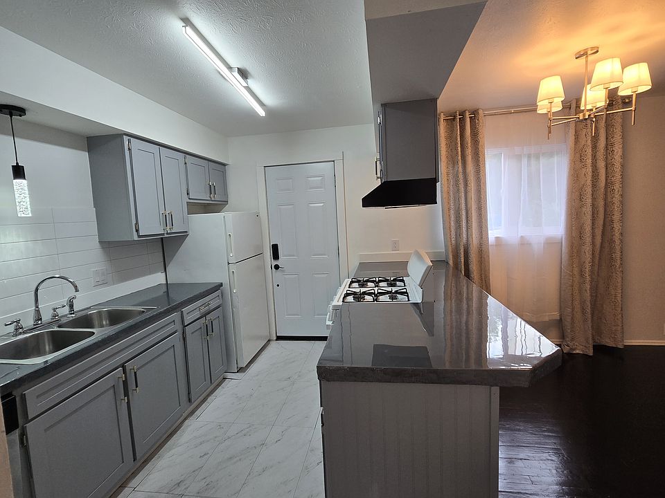 1st image of 480 Zahn Dr #3