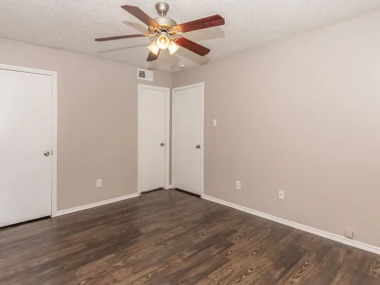 Eagle's Point Apartments — Photo 17