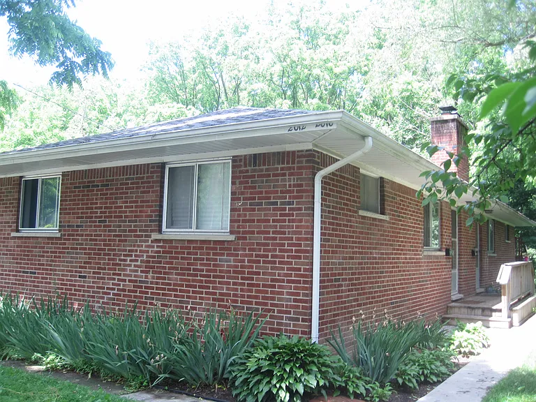 2010 Dexter Ave — Photo 3