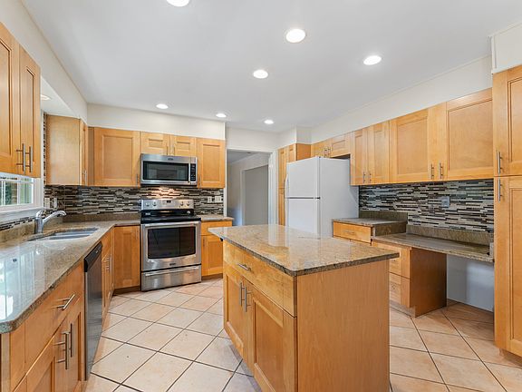 Granite counters, stainless steel appliances abound!