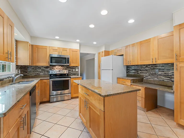 Granite counters, stainless steel appliances abound!