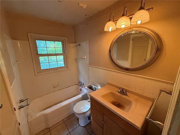 5th image of 4928 Juniper St