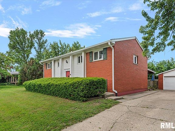 3rd image of 301 Carrie Ln