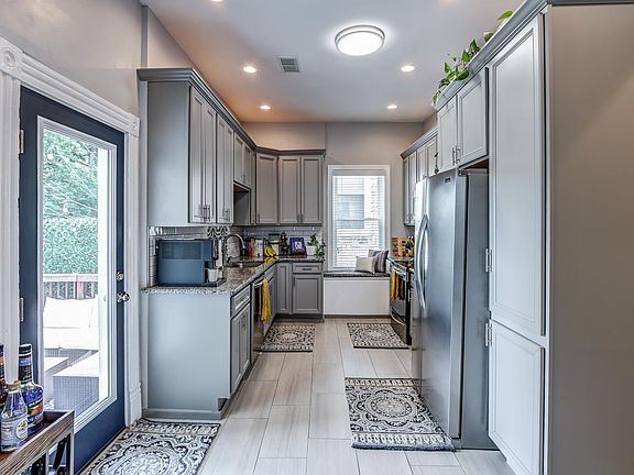 5th image of 40 Easton Ave