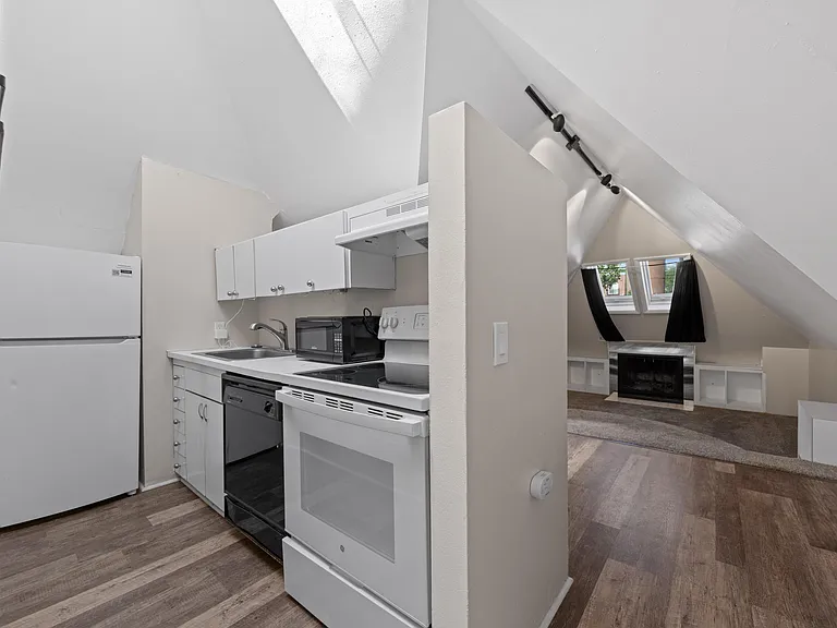 Thomas Logan Apartments — Photo 8