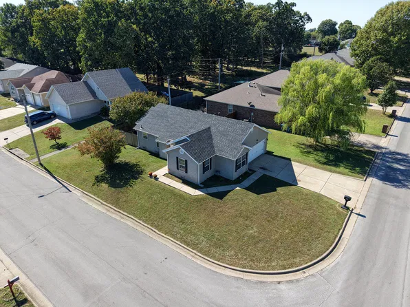 880 W Butterfield Drive, Nixa, MO 65714