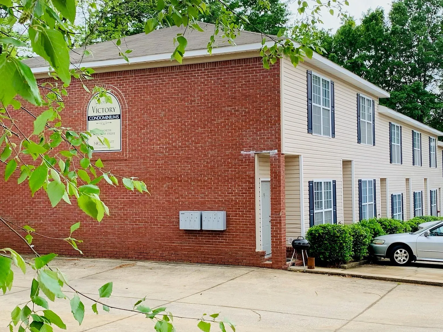 423 N Donahue Dr — Photo 2