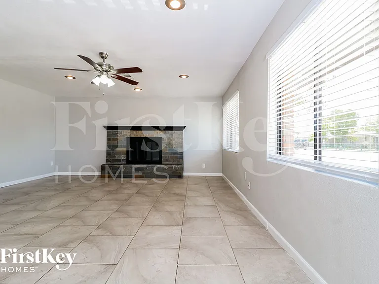 806 E El Caminito Dr — Photo 3