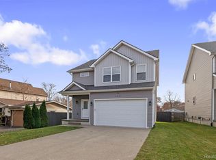 4001 Elmhurst Rd, Waterford, MI 48328