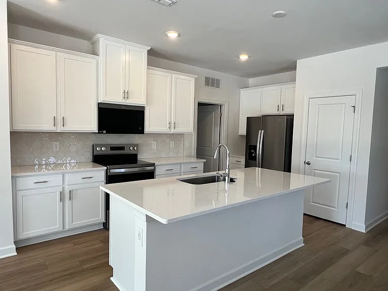1548 31st Street Ct SE — Photo 2