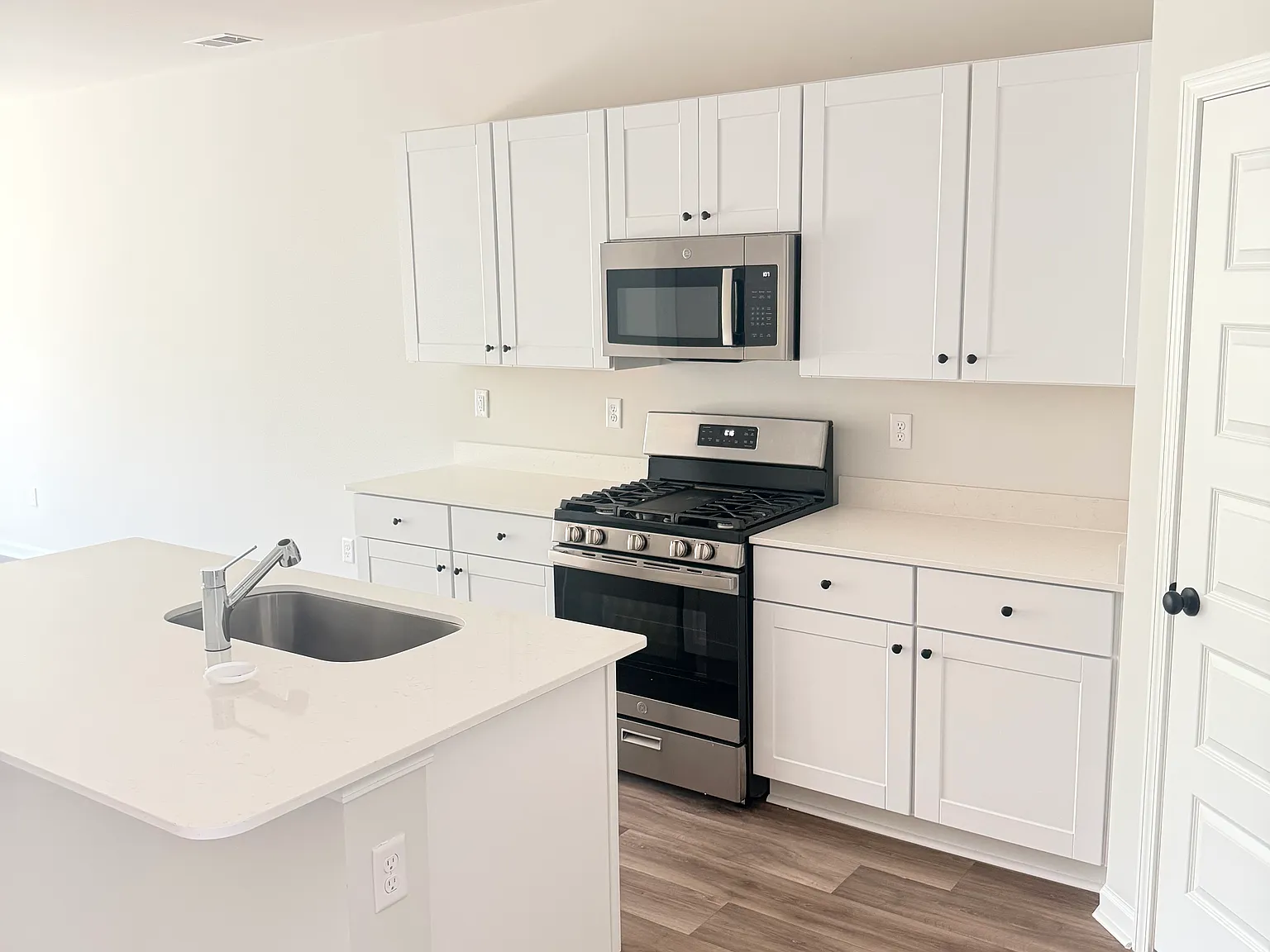 3 bed, 1437 sqft, $2,200 — Photo 3