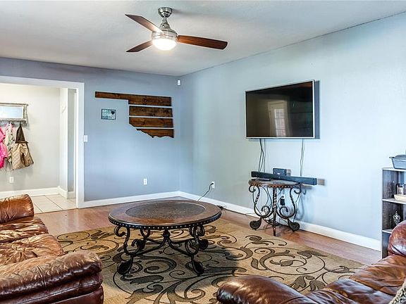 4th image of 121 West Dr