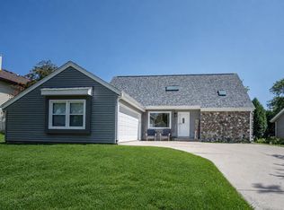 8560 S Sharon DRIVE, Oak Creek, WI 53154