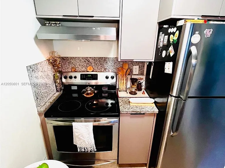 520 NE 38th St #15 — Photo 11
