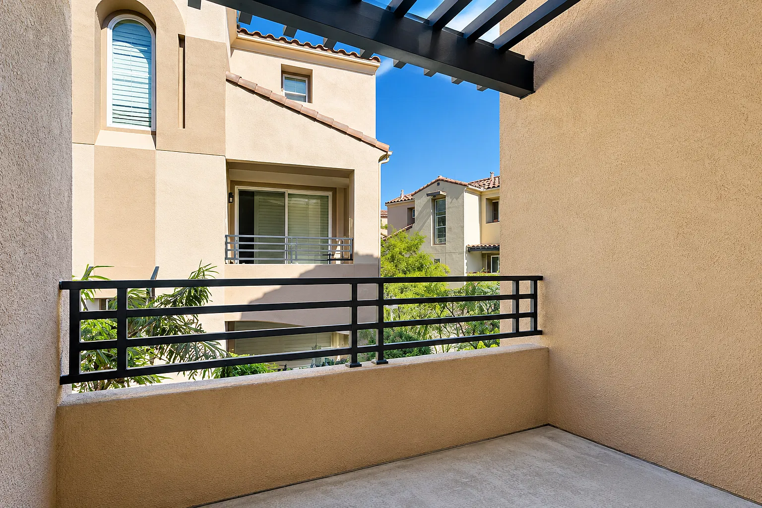 3 bed, 1279 sqft, $3,850 — Photo 4
