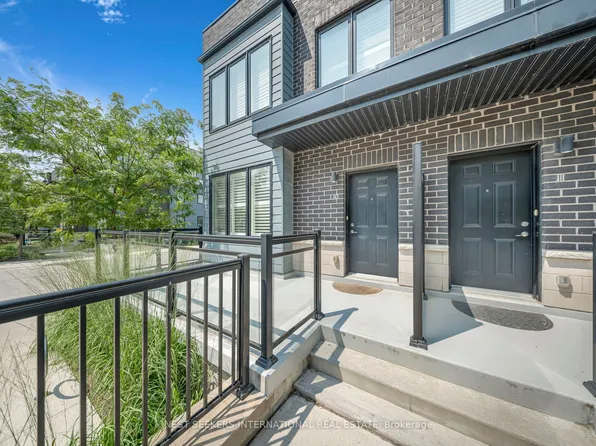 2212 Bromsgrove Rd #10, Mississauga, ON L5J 0B3