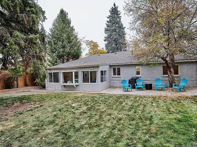 1077 Ursula St — Photo 12