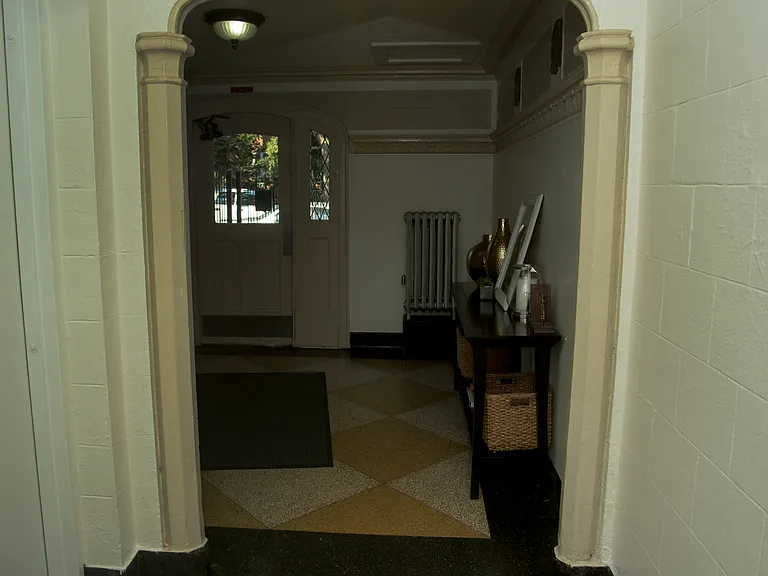 5737 N Kenmore Edgewater Apartments — Photo 25