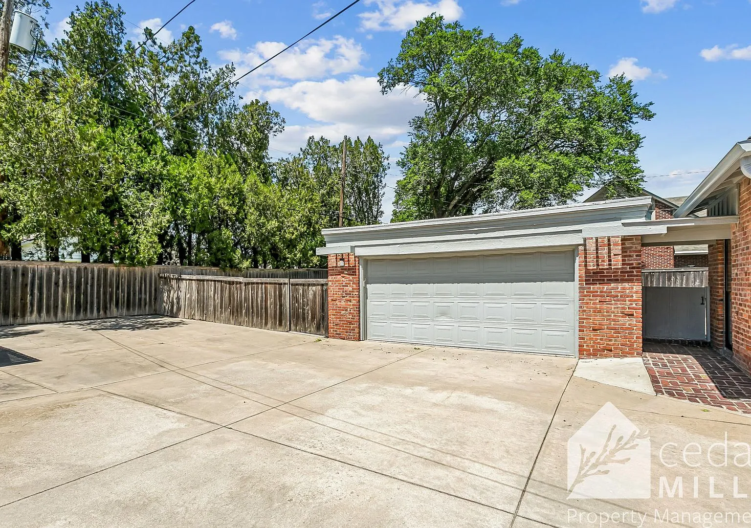 Mid Century Modern Gem In The Heart Of The Village Move In Special — Photo 2