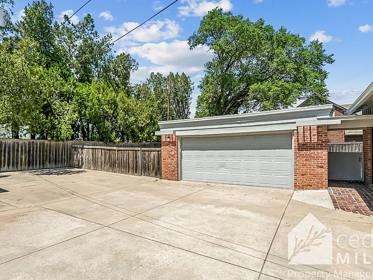 125 S Oakwood Ave — Photo 2