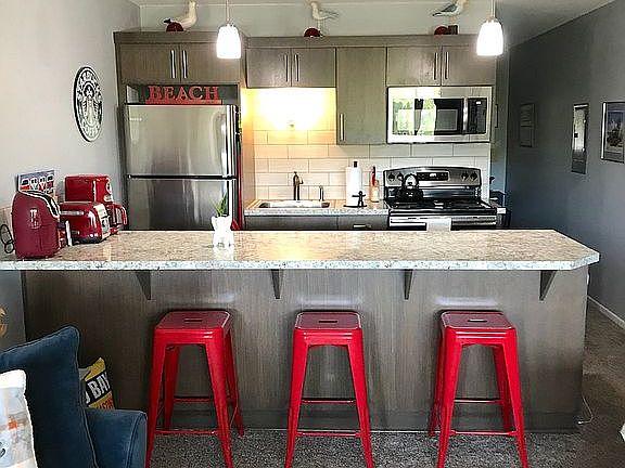 Open kitchen with bar