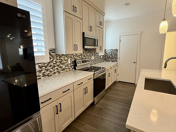 4th image of 957 W Coalburn Way #1-103