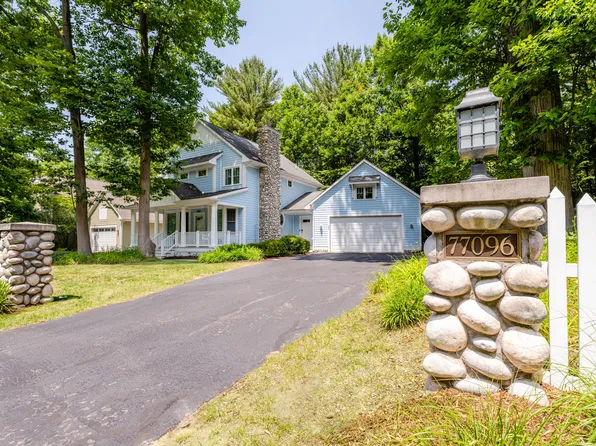 77096 Summers Gate Cir, South Haven, MI 49090