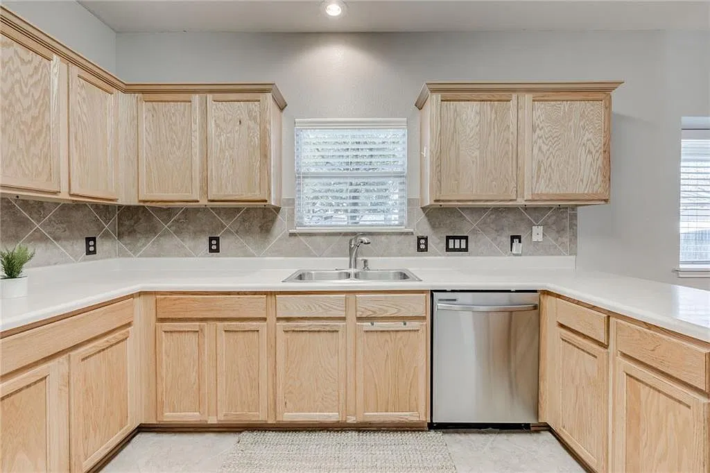 4 bed, 2.5 bath, 2634 sqft, $2,095 — Photo 4