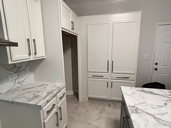 4th image of 1141 S Central Park Ave