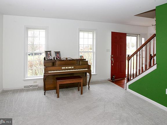 4th image of 214 Hillside Cir