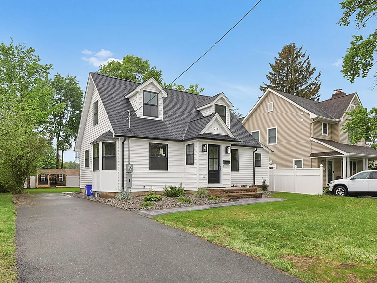 134 Johnson Ave — Photo 2