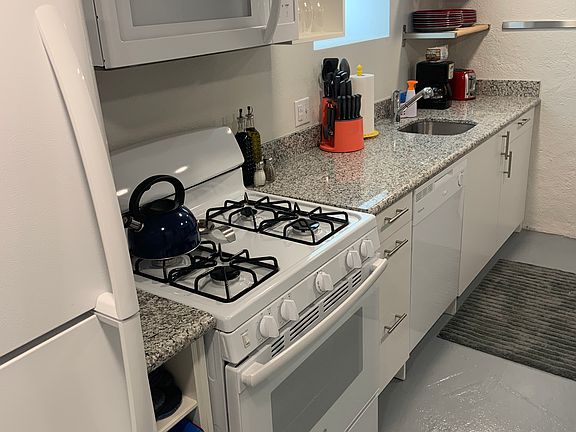 Full Kitchen Photo #1