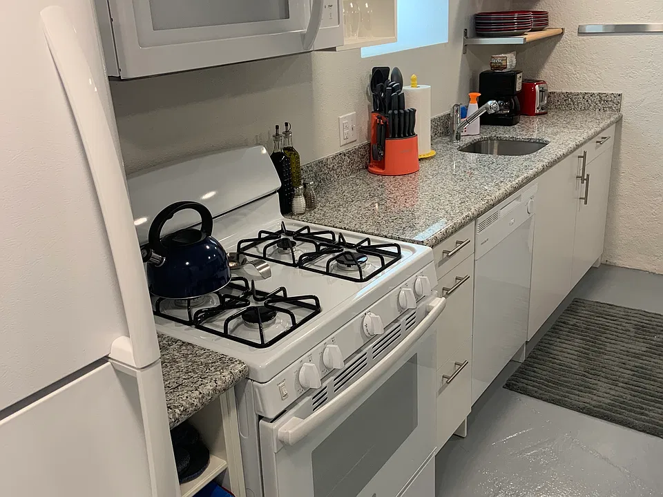 Full Kitchen Photo #1
