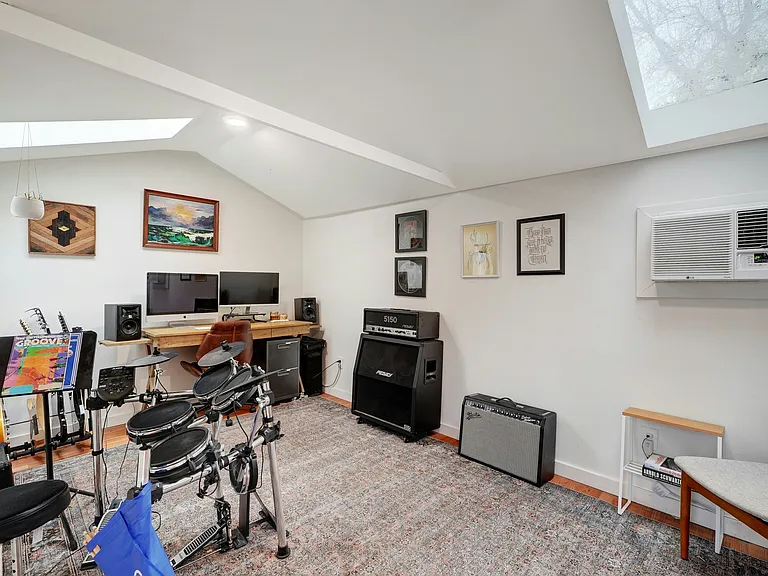 1008 E 43rd St — Photo 32